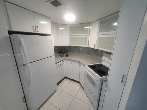 2600 Collins Avenue Miami Beach FL 33140
