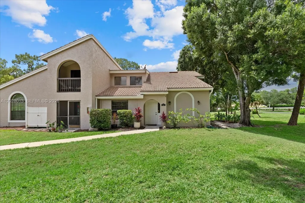 940 Augusta Naples FL 34113
