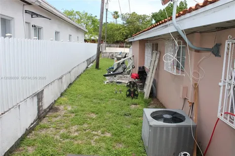 1040 NW 23rd Court Miami FL 33125