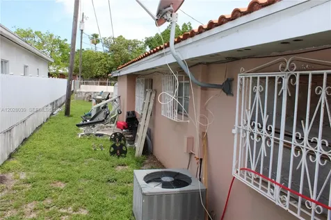 1040 NW 23rd Court Miami FL 33125