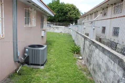 1040 NW 23rd Court Miami FL 33125