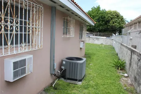 1040 NW 23rd Court Miami FL 33125