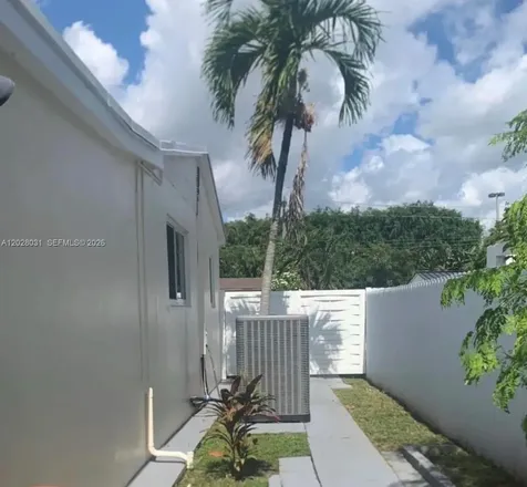 570 W 46th Place Hialeah FL 33012