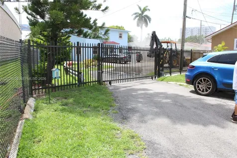 1022 NW 22nd Place Miami FL 33125