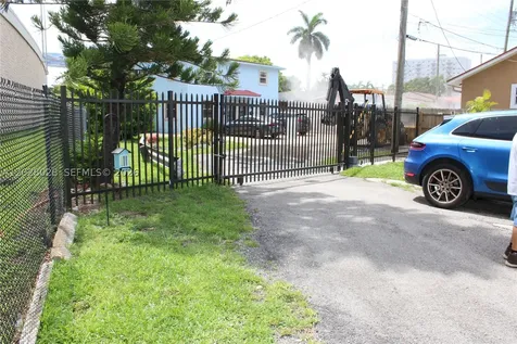 1022 NW 22nd Place Miami FL 33125