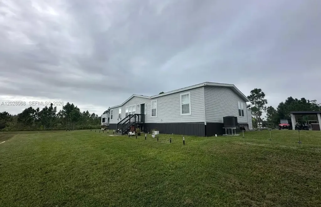 17663 NW 266th Street Okeechobee FL 34972