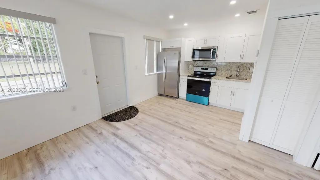 2392 NW 9th Street Miami FL 33125