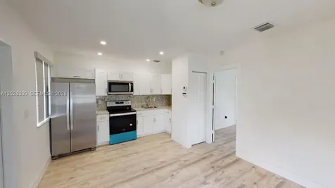2392 NW 9th Street Miami FL 33125