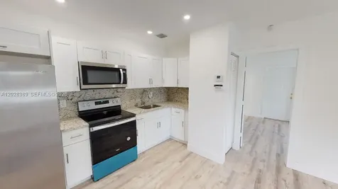 2392 NW 9th Street Miami FL 33125