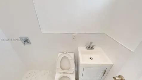 2392 NW 9th Street Miami FL 33125
