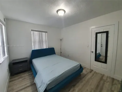 2392 NW 9th Street Miami FL 33125