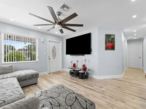 6432 Perry Street Hollywood FL 33024