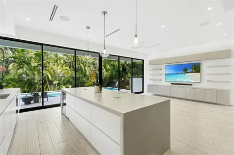 1311 Bay Drive Miami Beach FL 33141