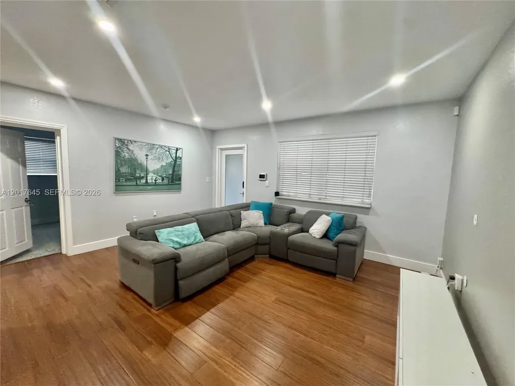 3010 N 73rd Avenue Hollywood FL 33024