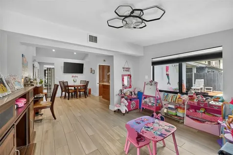15613 SW 63rd Terrace Miami FL 33193