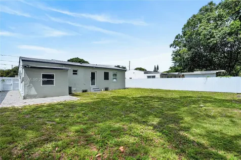 1130 NW 57th Street Miami FL 33127