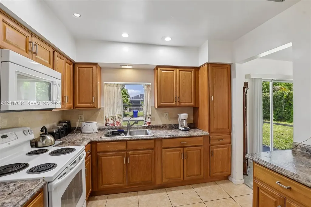 3925 Washington Street Hollywood FL 33021