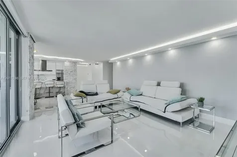 18041 Biscayne Boulevard Aventura FL 33160