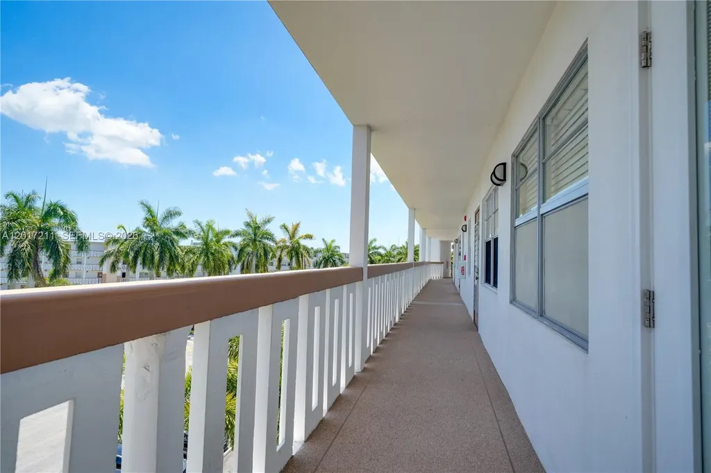4082 E Cornwall E Boca Raton FL 33434