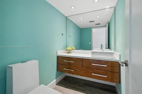 5660 Collins Avenue Miami Beach FL 33140