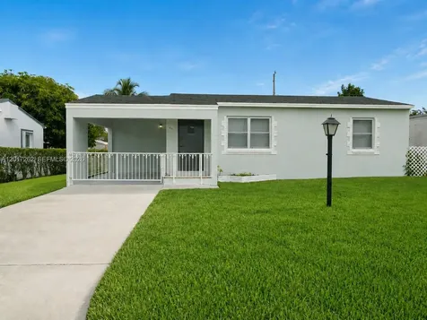 831 El Prado West Palm Beach FL 33405