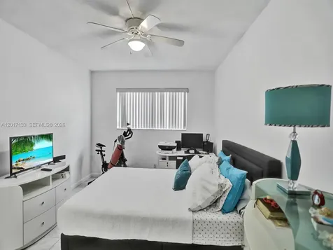 2040 NW 81st Avenue Pembroke Pines FL 33024