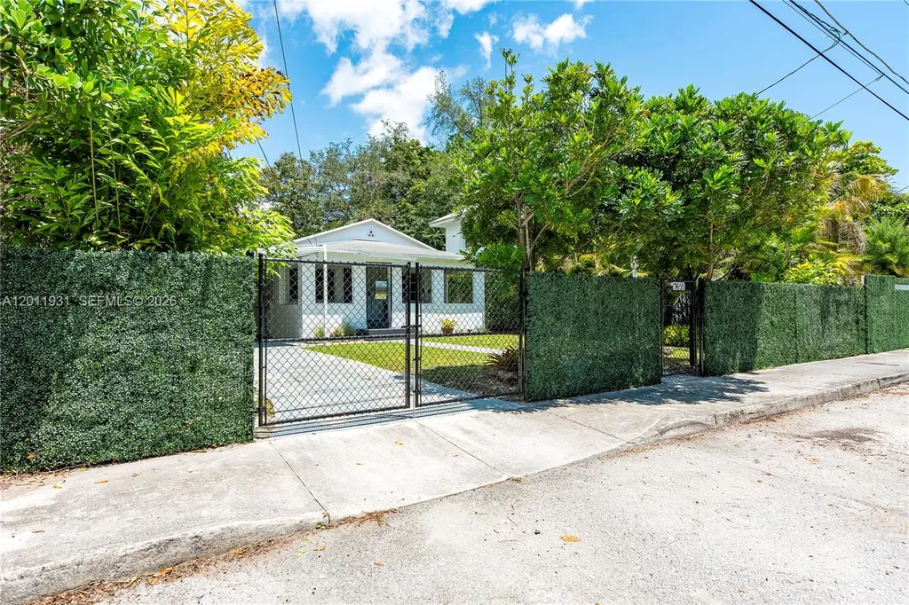3655 Oak Avenue Miami FL 33133
