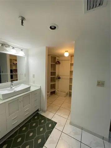 1621 Collins Avenue Miami Beach FL 33139