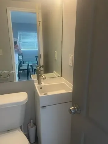 1041 NE 35th Street Oakland Park FL 33334
