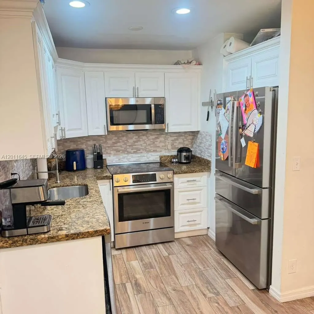 2221 N 61st Avenue Hollywood FL 33024