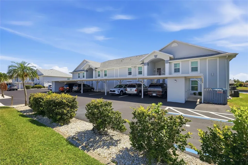 3933 SE 11 Place Cape Coral FL 33904
