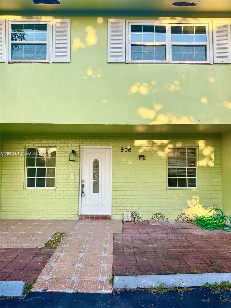 906 SW 74th Avenue North Lauderdale FL 33068