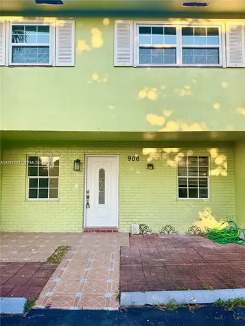 906 SW 74th Avenue North Lauderdale FL 33068