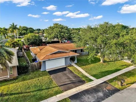 9511 NW 8th Street Pembroke Pines FL 33024