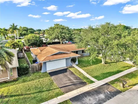 9511 NW 8th Street Pembroke Pines FL 33024