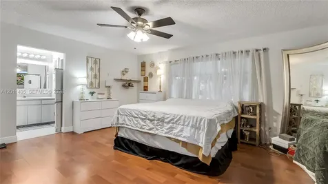 9511 NW 8th Street Pembroke Pines FL 33024