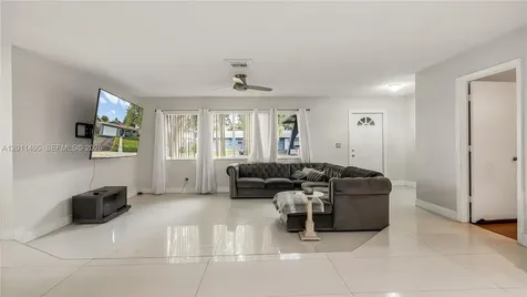 9511 NW 8th Street Pembroke Pines FL 33024