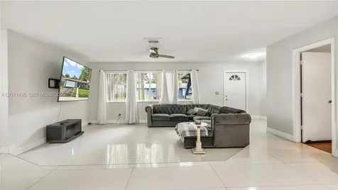 9511 NW 8th Street Pembroke Pines FL 33024