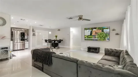 9511 NW 8th Street Pembroke Pines FL 33024