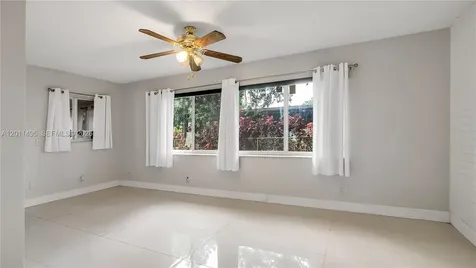 9511 NW 8th Street Pembroke Pines FL 33024