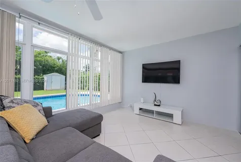 810 S Rainbow Drive Hollywood FL 33021