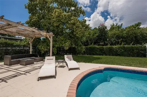 810 S Rainbow Drive Hollywood FL 33021