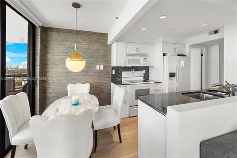 2555 Collins Avenue Miami Beach FL 33140