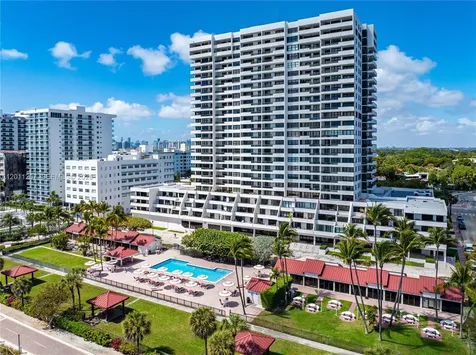 2555 Collins Avenue Miami Beach FL 33140