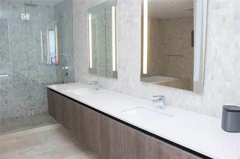 68 SE 6th Street Miami FL 33131