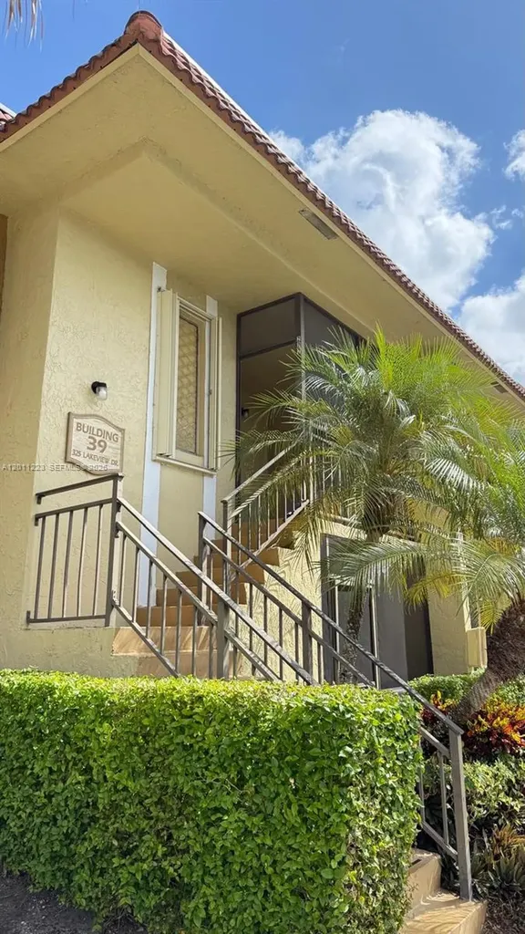 325 Lakeview Drive Weston FL 33326