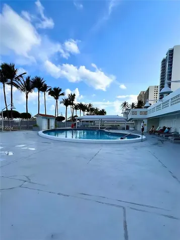 2899 Collins Avenue Miami Beach FL 33140