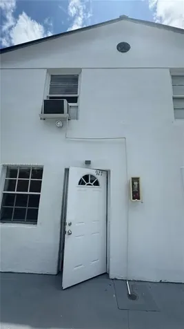 921 N 17th Court Hollywood FL 33020