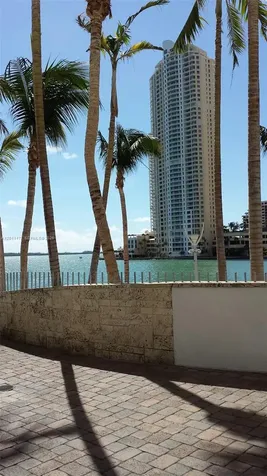 325 S Biscayne Boulevard Miami FL 33131