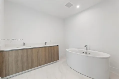 17550 Collins Sunny Isles Beach FL 33160